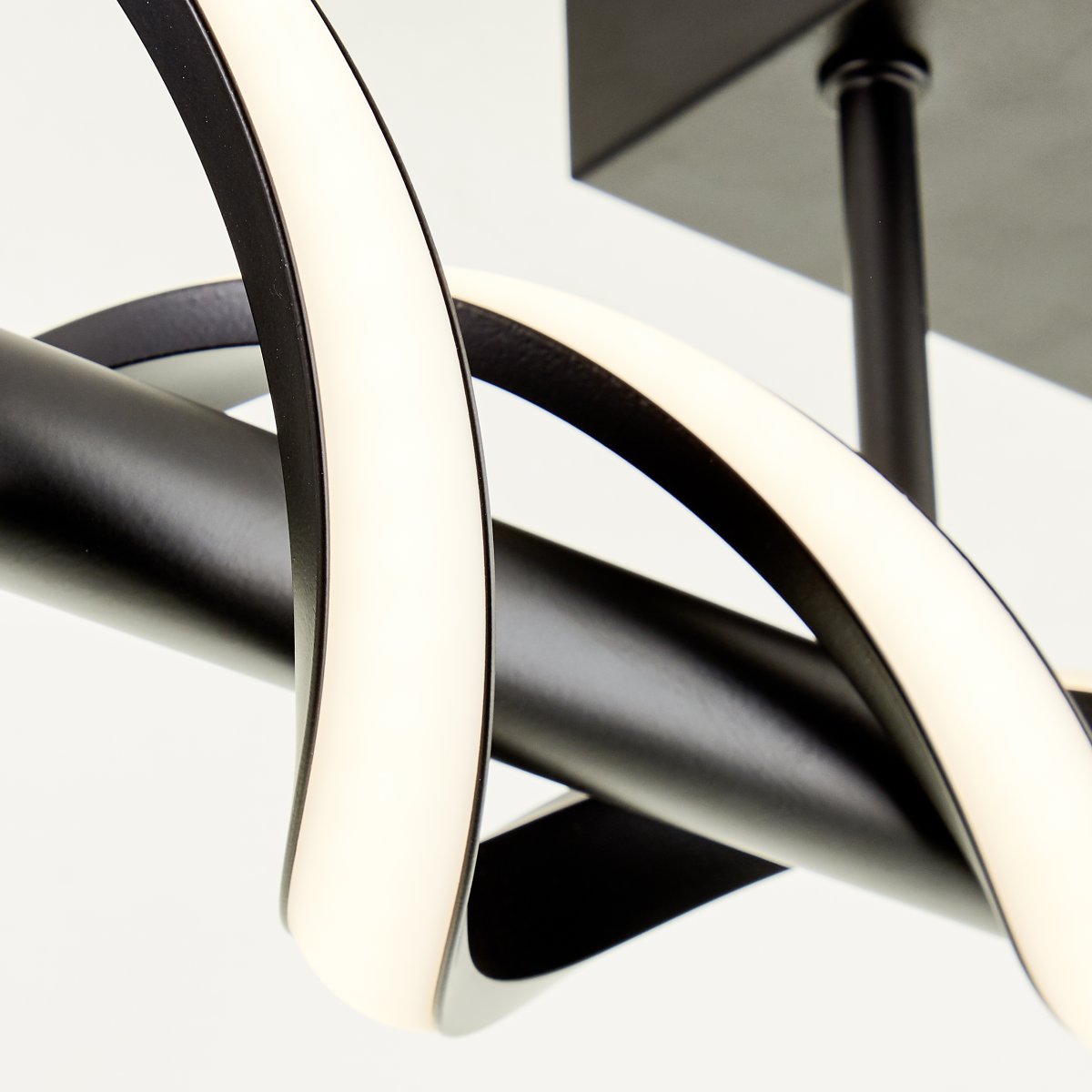 Amalie 95cm Sort plafond Fra Brilliant - Lampen udsender et klart lys med en varm hvid farvetemperatur, perfekt til placering i entr&eacute;en eller k&oslash;kkenet.