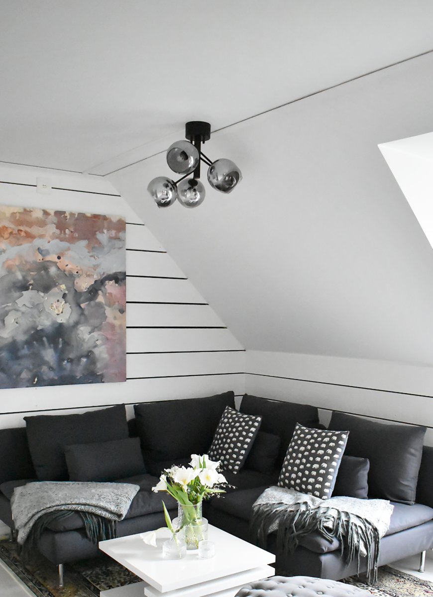 Atom Ø48 Røg grå plafond Fra Aneta Lighting - Atom er et moderne loft med fem smukt r&oslash;gede glaskupler placeret p&aring;; forskellige h&oslash;jder for et meget asymmetrisk look.