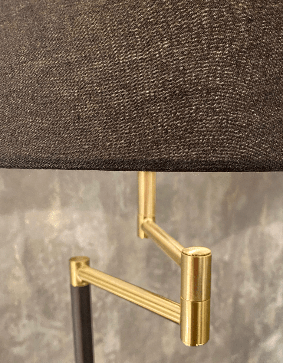 Birka Sort gulvlampe Fra Aneta Lighting - Birka gulvlampe i hvidlakeret metal og detaljer i messing p&aring; drejearm, inklusive tekstilsk&aelig;rm.