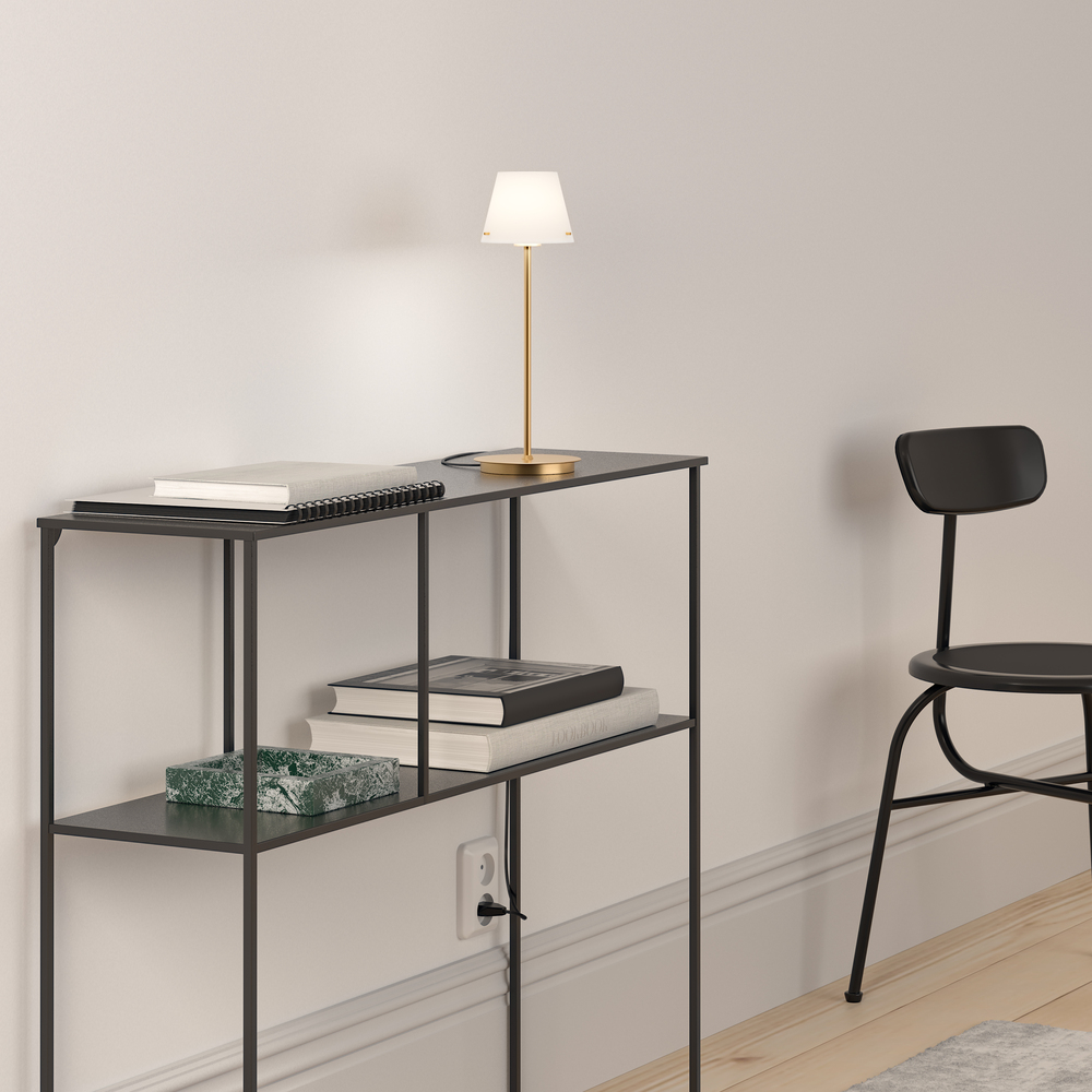 Gil 34cm Satin messing bordlampe Fra Herstal - Den er lavet af metal med en satineret messingfinish og har en hvid glassk&aelig;rm, der spreder et bl&oslash;dt og behageligt lys.