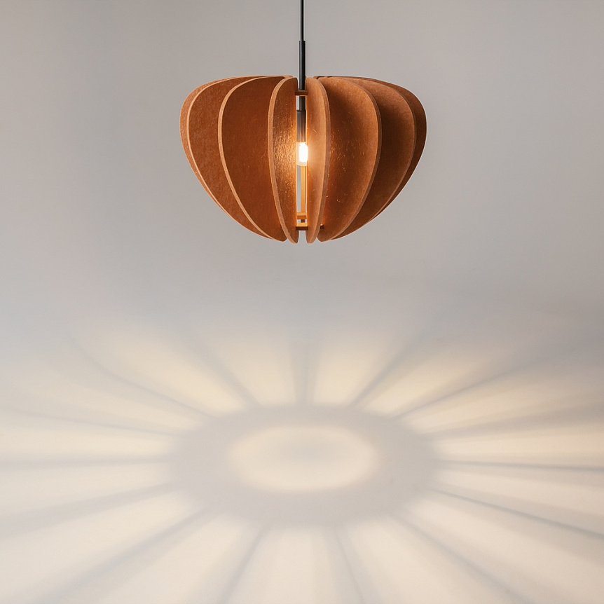 Cambio Ø48 Orange loftslampe Fra Maytoni - Serien f&aring;s i flere farver og former og kan h&aelig;nges i h&oslash;je rum takket v&aelig;re det 3 meter lange kabel &ndash; Perfekt til kreative lysinstallationer, der afspejler stemningen i rummet.