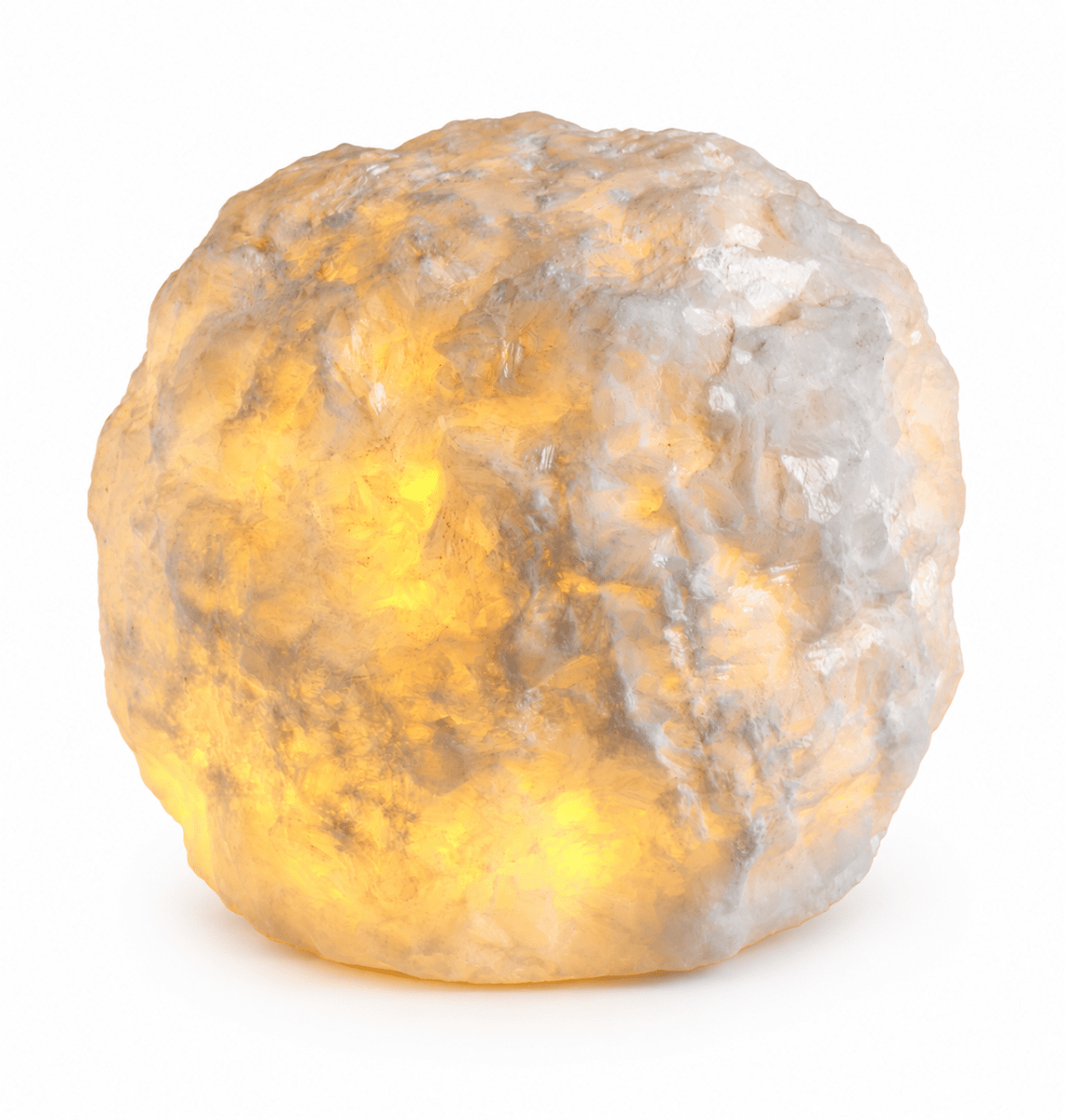 Marble 10cm Hvid Fra Unison - Den runde, uj&aelig;vne form og den hvide marmor minder om en snebold, mens den varme gl&oslash;d skaber en hyggelig kontrast.