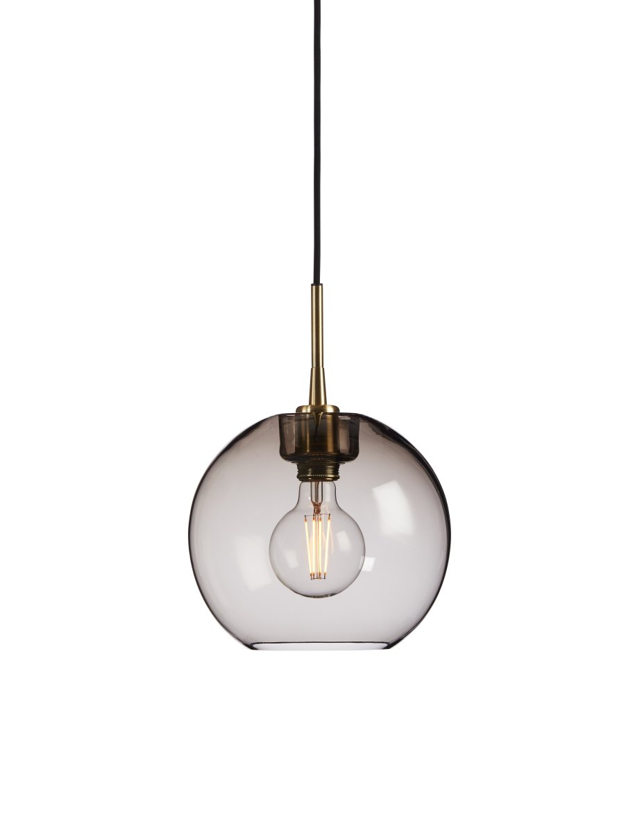 Gloria Ø26 Røget/messing loftslampe Fra Belid - Den best&aring;r af en ramme i messingfarvet metal og en glassk&aelig;rm i r&oslash;get mundbl&aelig;st glas.
