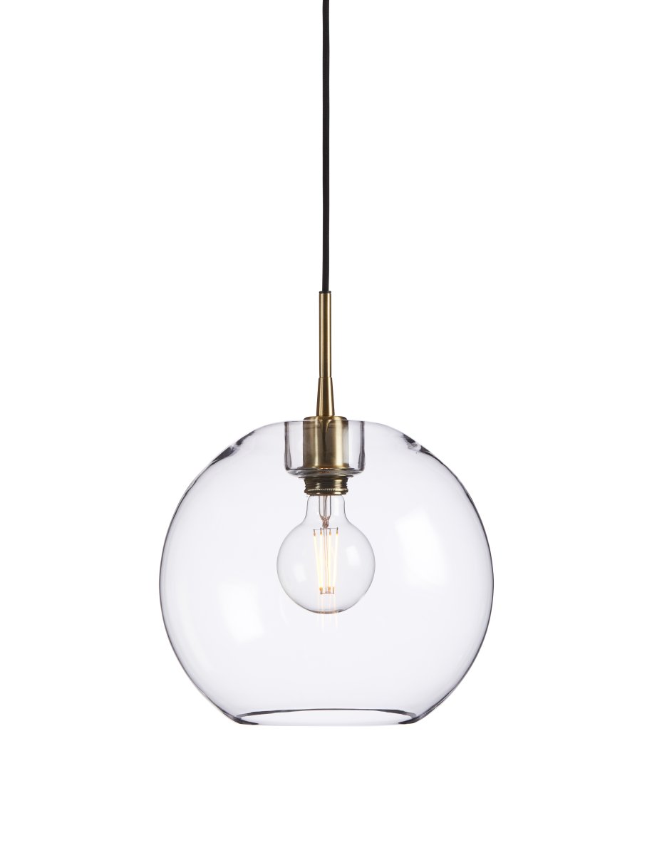Gloria Ø32 Transparent/messing loftslampe Fra Belid - Gloria er et smukt blikfang og passer perfekt over et spisebord eller som en luksuri&oslash;s lampe i stuen.