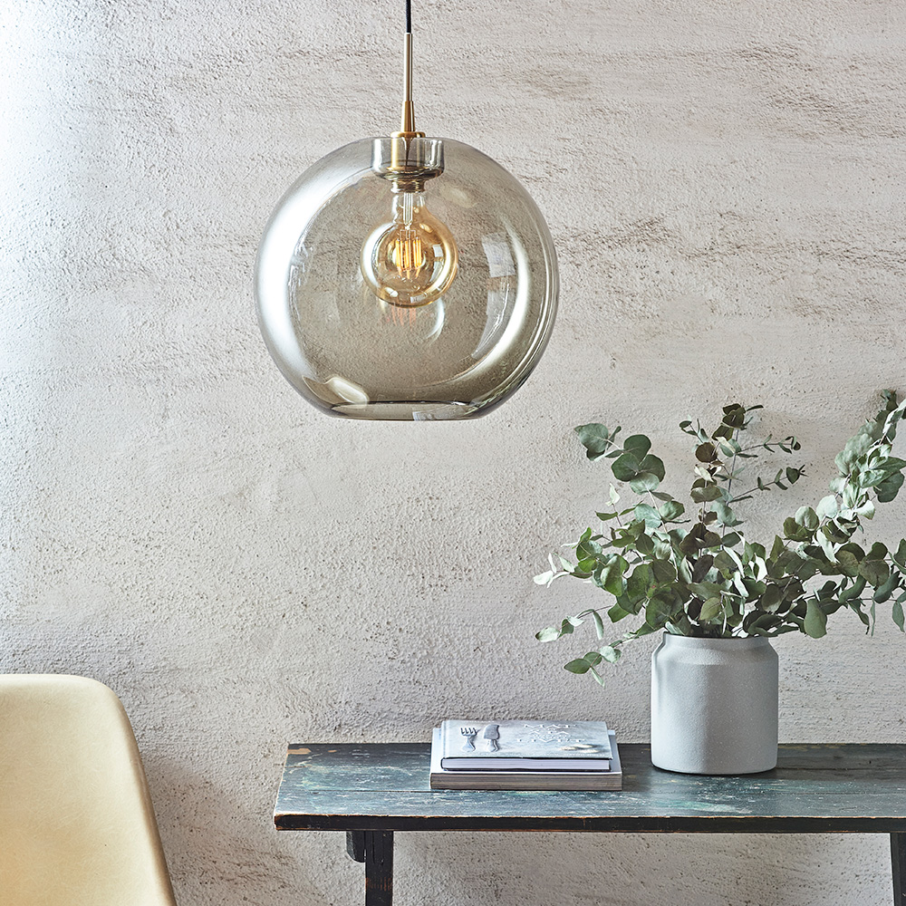 Gloria Ø32 Røget/messing loftslampe Fra Belid - Den best&aring;r af en ramme i messingfarvet metal og en glassk&aelig;rm i r&oslash;get mundbl&aelig;st glas.