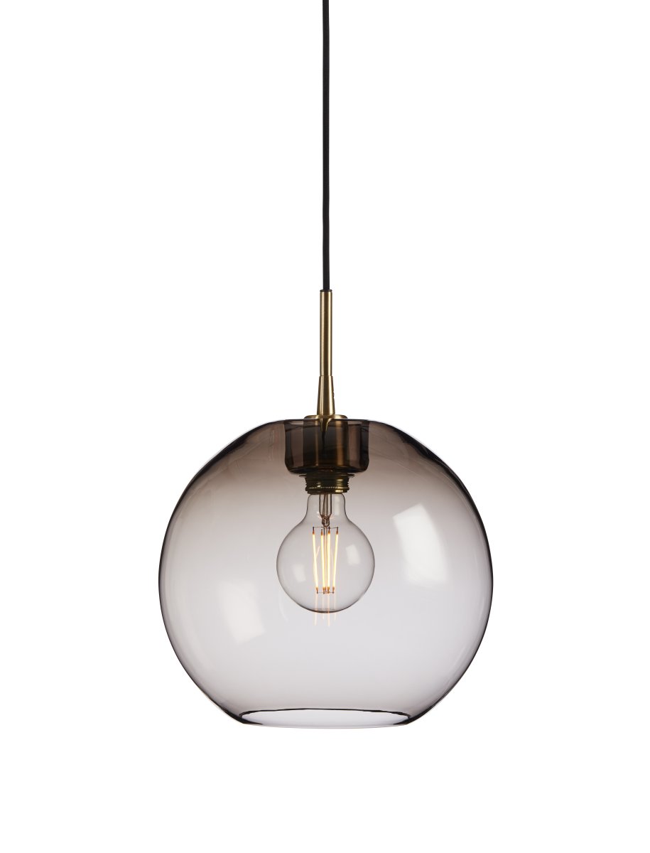 Gloria Ø32 Røget/messing loftslampe Fra Belid - Den best&aring;r af en ramme i messingfarvet metal og en glassk&aelig;rm i r&oslash;get mundbl&aelig;st glas.