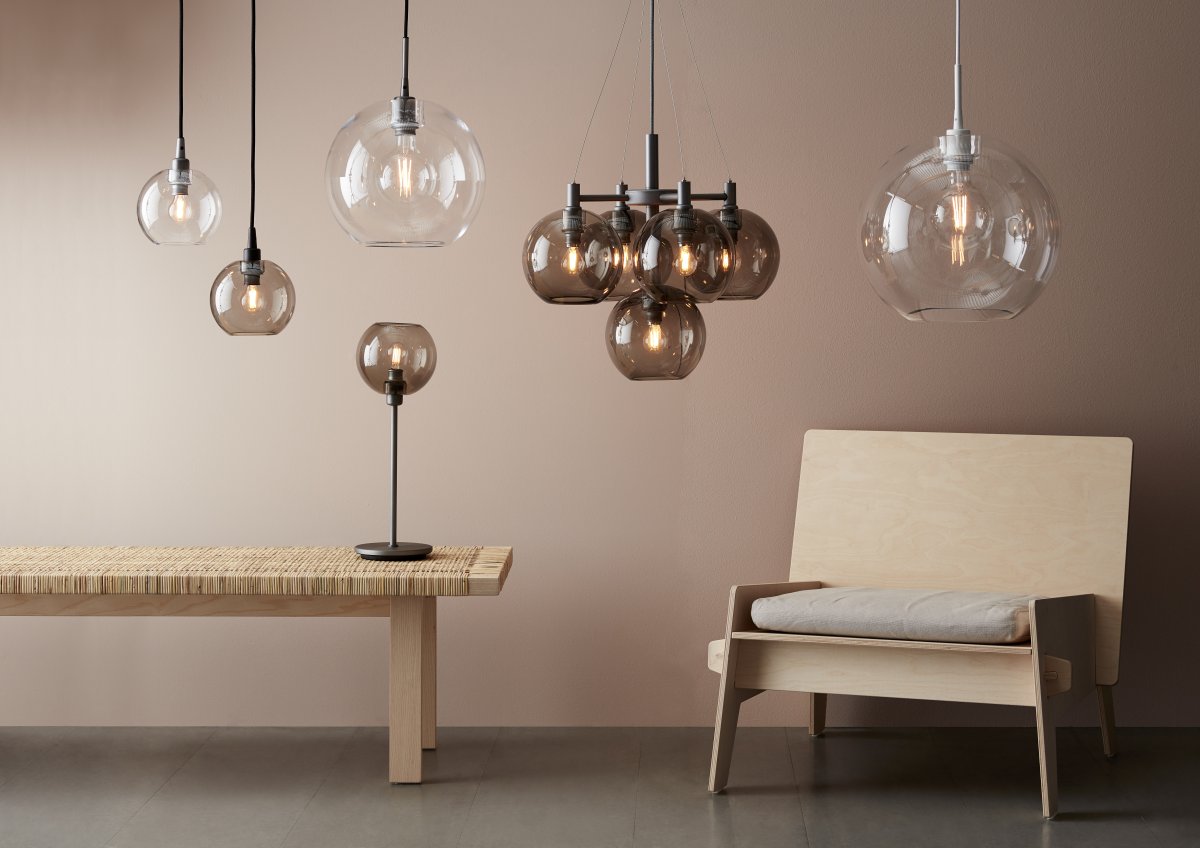 Gloria Ø20 Røget/messing loftslampe Fra Belid - Gloria er et smukt blikfang og passer perfekt over et spisebord eller som en luksuri&oslash;s lampe i stuen.