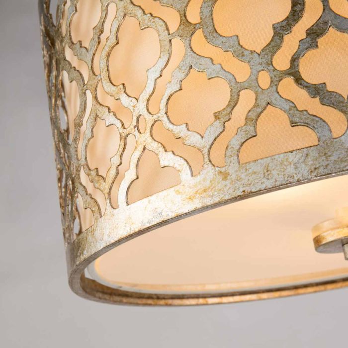 Arabella Ø40 Guld plafond Fra Elstead Lighting - Lampen er ogs&aring; udstyret med en bundplade i hvidt glas, der skaber en j&aelig;vn og bl&aelig;ndfri lysfordeling.