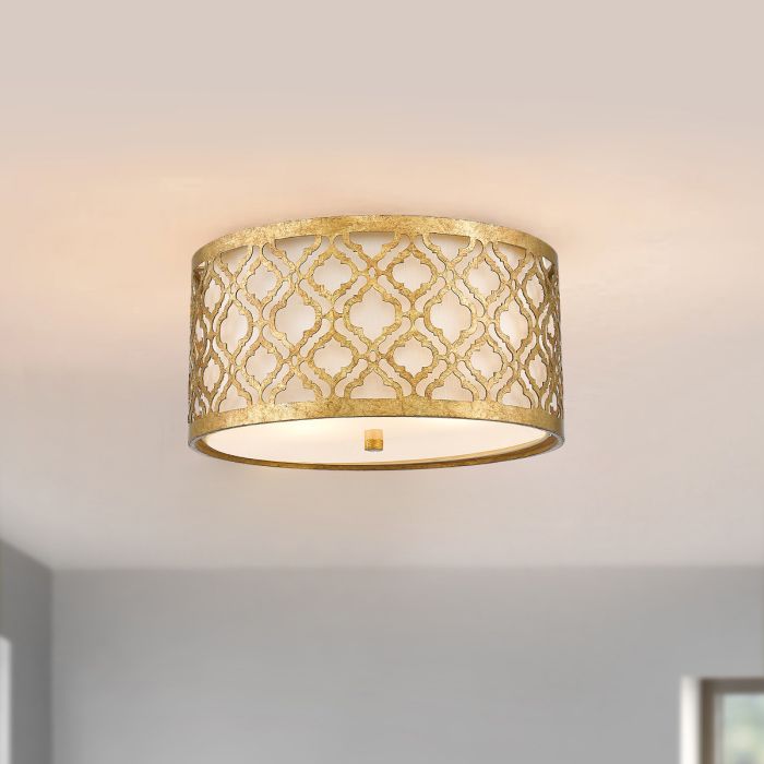 Arabella Ø40 Guld plafond Fra Elstead Lighting - Lampen er ogs&aring; udstyret med en bundplade i hvidt glas, der skaber en j&aelig;vn og bl&aelig;ndfri lysfordeling.