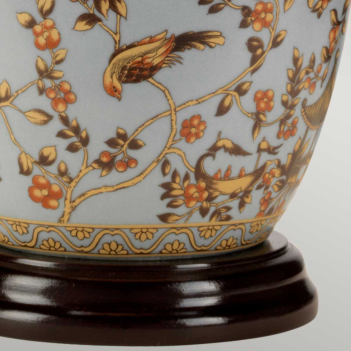 Gold Birds 65cm Flerfarvet bordlampe Fra Elstead Lighting - Lampefoden i porcelæn med sin blå baggrund og det smukke mønster skaber harmoni og luksus i rummet sammen med den buede lampeskærm.
