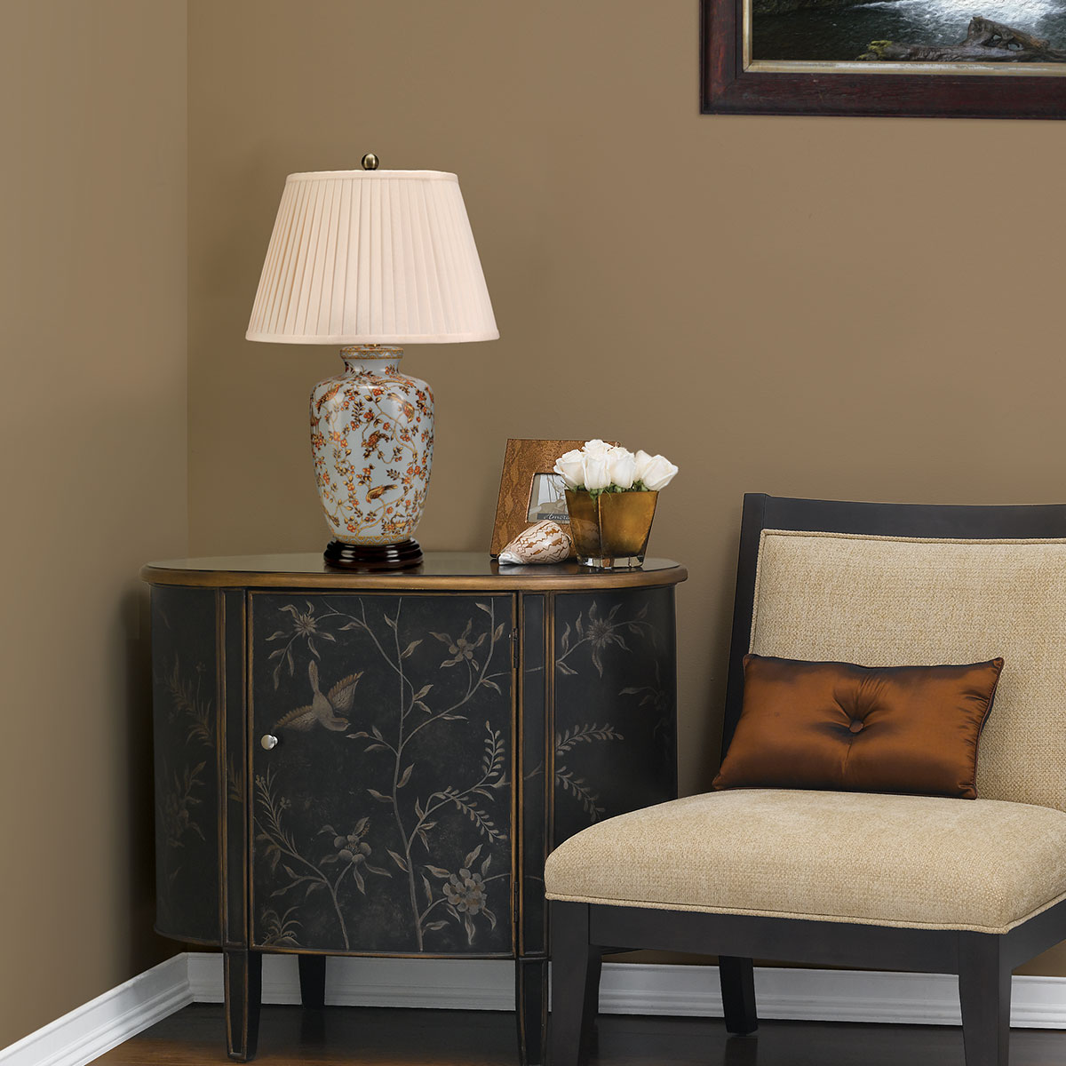 Gold Birds 65cm Flerfarvet bordlampe Fra Elstead Lighting - Lampefoden i porcelæn med sin blå baggrund og det smukke mønster skaber harmoni og luksus i rummet sammen med den buede lampeskærm.