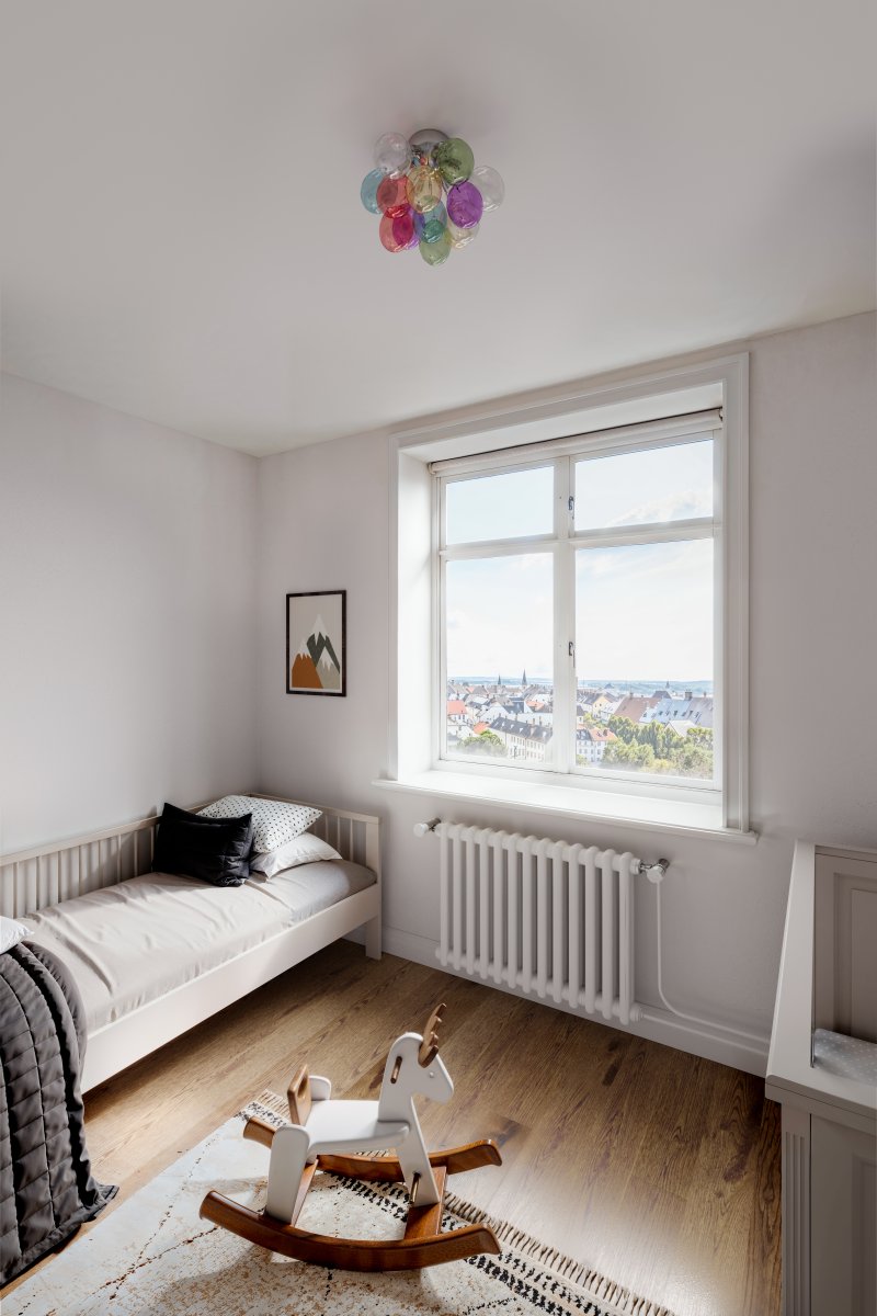 Gross Ø30 Flerfarvet plafond Fra By Rydéns - Gross-familien har f&aring;et et nyt medlem i form af det flerfarvede glas.