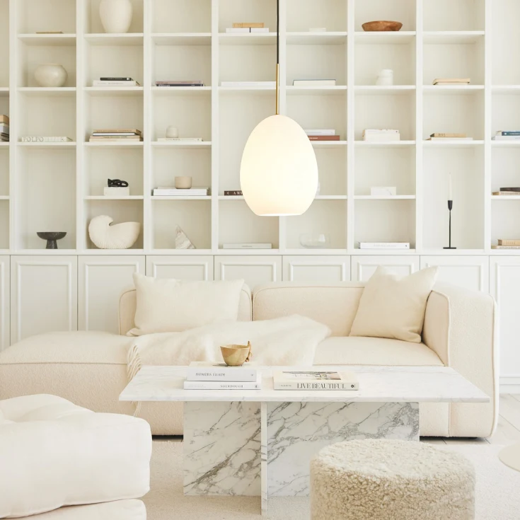 Bodø Ø28 Opal loftslampe Fra Halo Design - Den glatte overflade og runde form af opalglas giver en flot spredning af lys i rummet og i kombination med detaljerne i messing bringer det elegance.