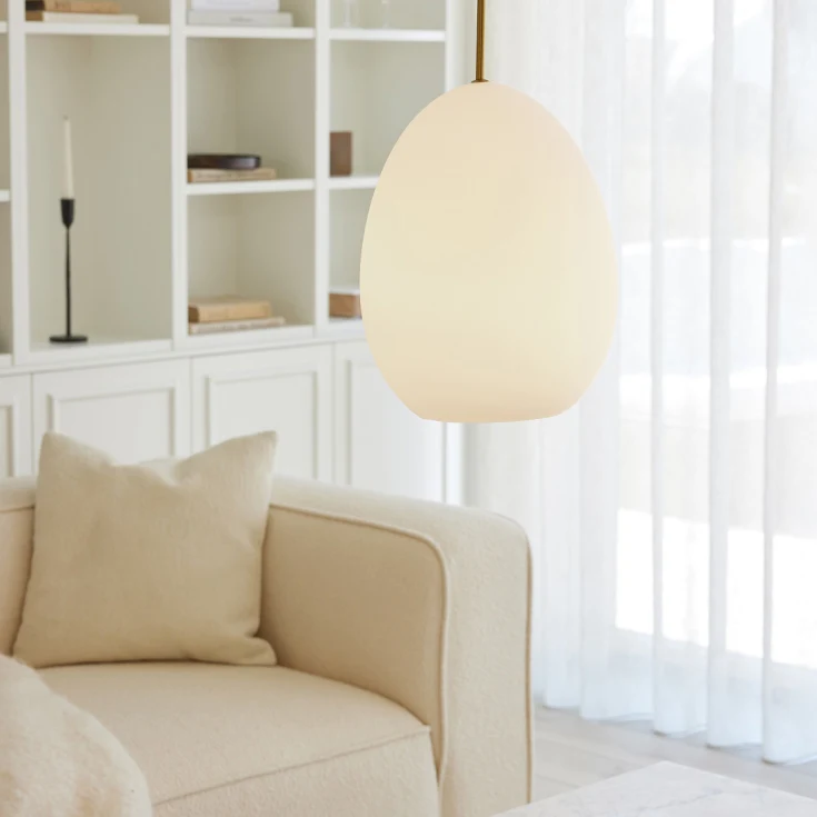 Bodø Ø28 Opal loftslampe Fra Halo Design - Den glatte overflade og runde form af opalglas giver en flot spredning af lys i rummet og i kombination med detaljerne i messing bringer det elegance.