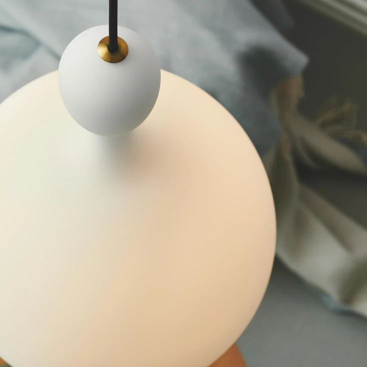 Dueodde Ø24 Opal loftslampe Fra Halo Design - Dueodde er en serie af lamper med buede former og kontrasten mellem opalglas og detaljer i antik messing giver disse lamper en unik stil.