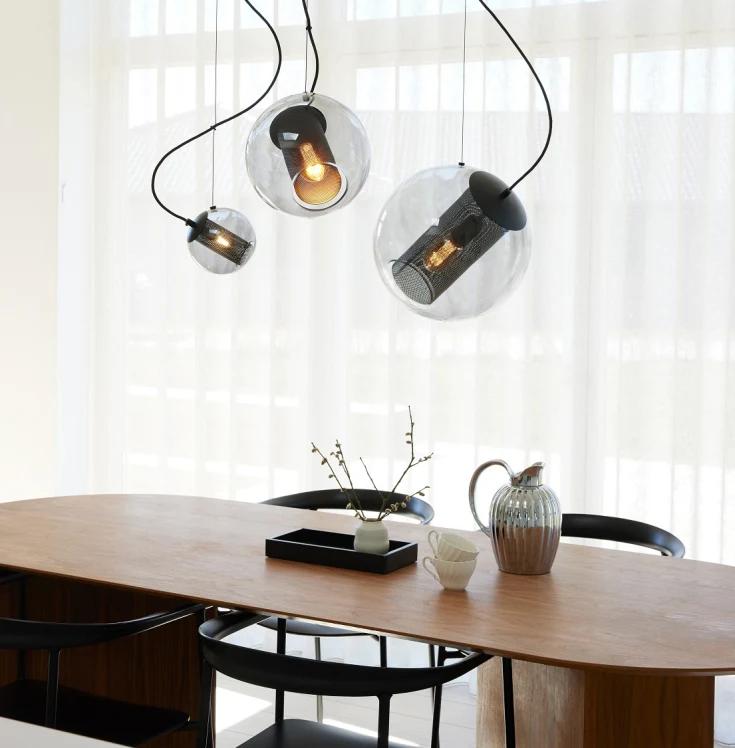 Forty-Five Ø35 Røgfarvet loftslampe Fra Halo Design - Placer for eksempel flere i en gruppe over spisebordet eller i stuen.