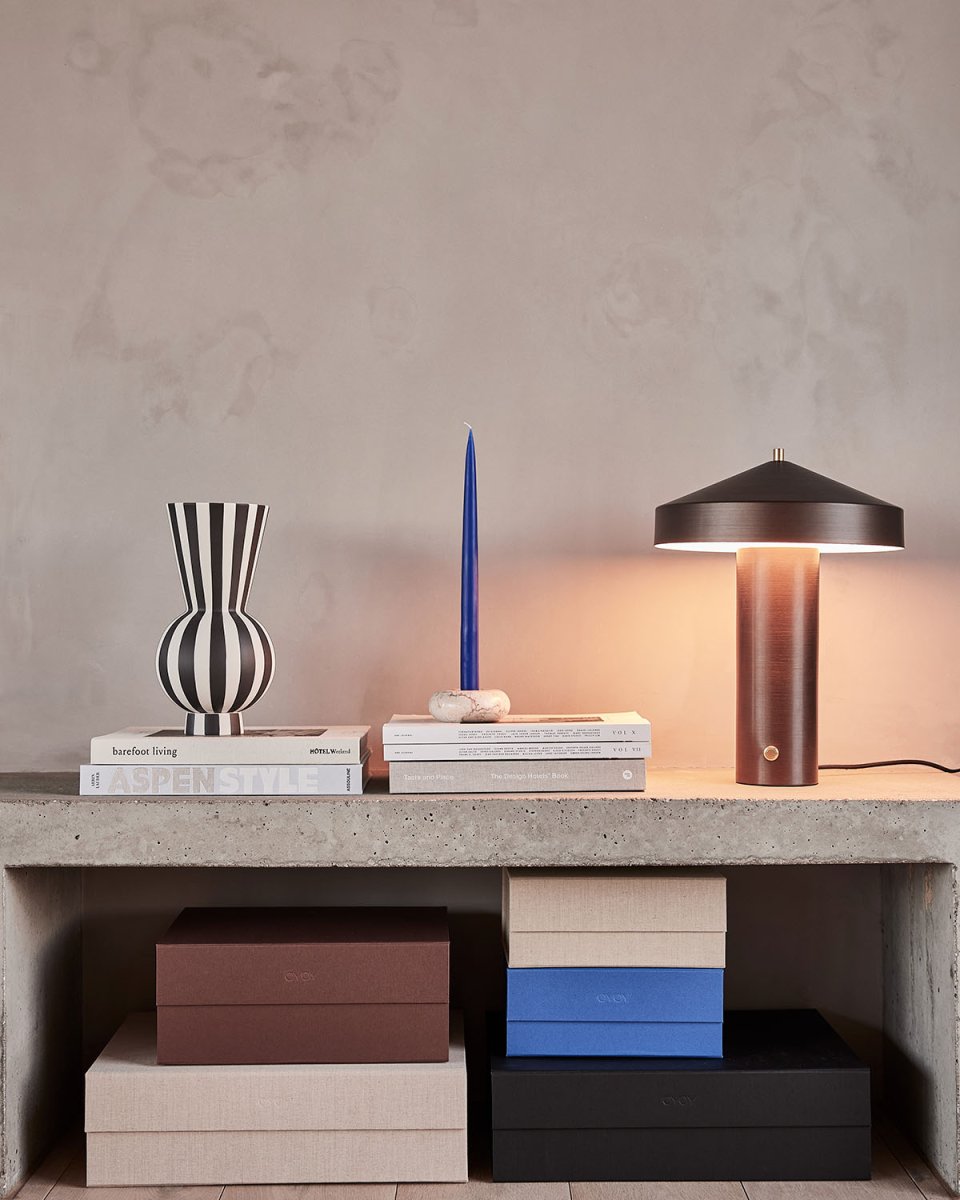 Hatto 40cm Bronze bordlampe Fra OYOY - Lampen er en del af den populære Hatto-serie og fås i flere moderne farver.
