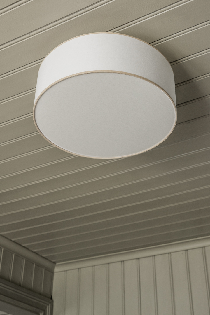 Theo Ø48 Hvid/beige plafond Fra Alde & Lind - De beige kanter giver et klassisk look og passer ind i de fleste hjem.