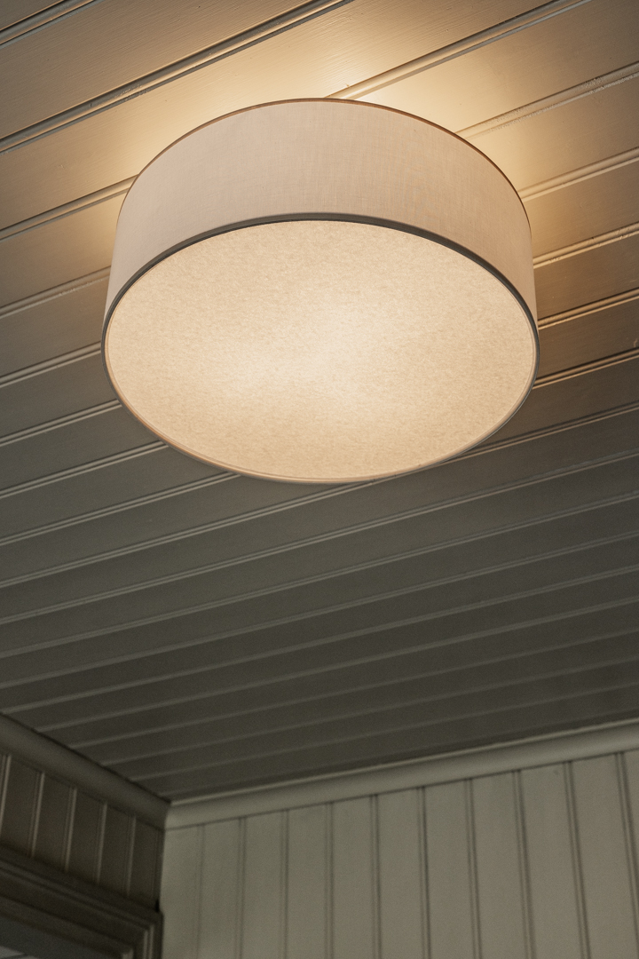 Theo Ø48 Hvid/beige plafond Fra Alde & Lind - De beige kanter giver et klassisk look og passer ind i de fleste hjem.