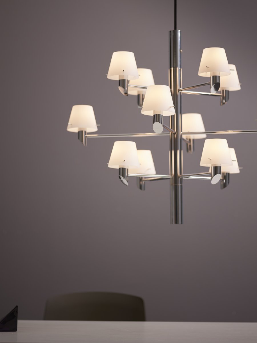Gil Ø67 Krom loftslampe Fra Herstal - Et moderne design, der reflekterer lys og liv med selvsikker elegance gennem de opalglassk&aelig;rme.