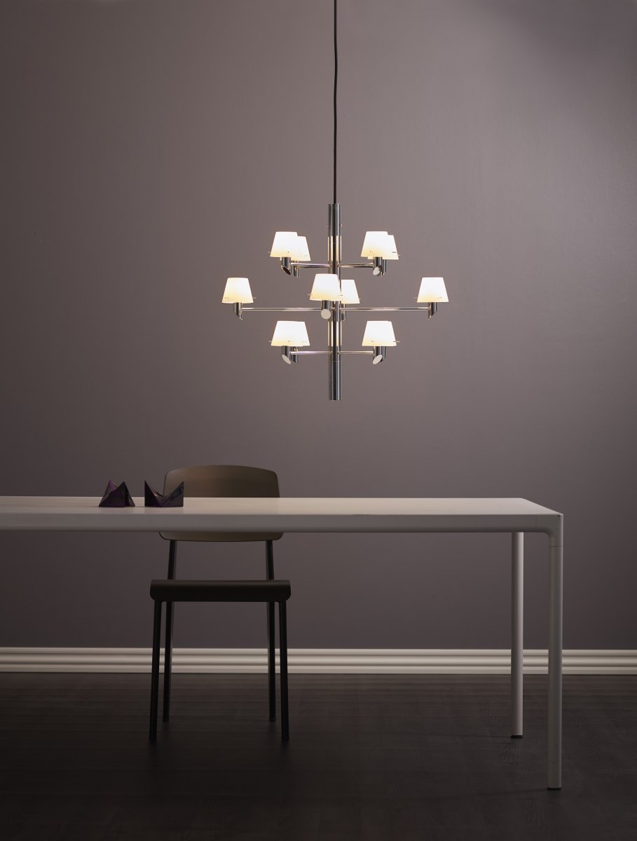 Gil Ø67 Krom loftslampe Fra Herstal - Et moderne design, der reflekterer lys og liv med selvsikker elegance gennem de opalglassk&aelig;rme.