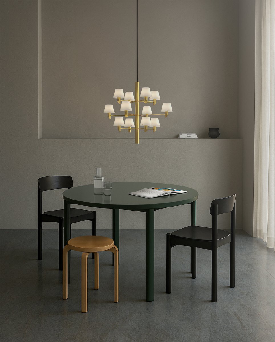 Gil Ø67 Messing loftslampe Fra Herstal - Et moderne design, der reflekterer lys og liv med selvsikker elegance gennem de opalglassk&aelig;rme.