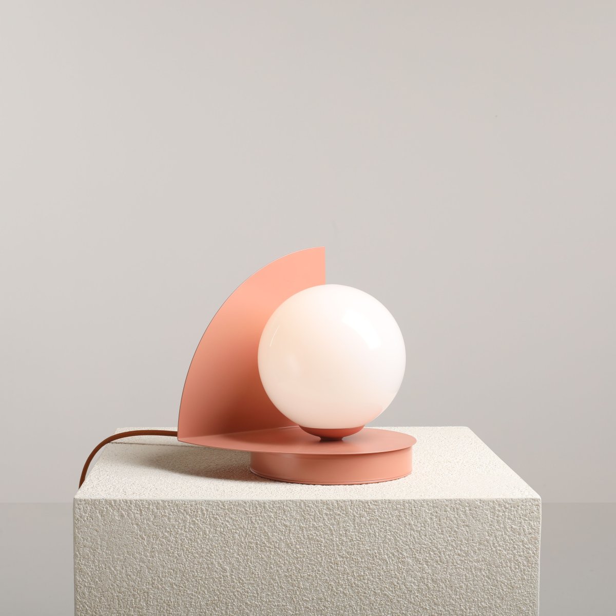 Loop 20cm Koral bordlampe Fra Artera - Loop er en moderne bordlampe med retro design i en flot koralrosa farve.