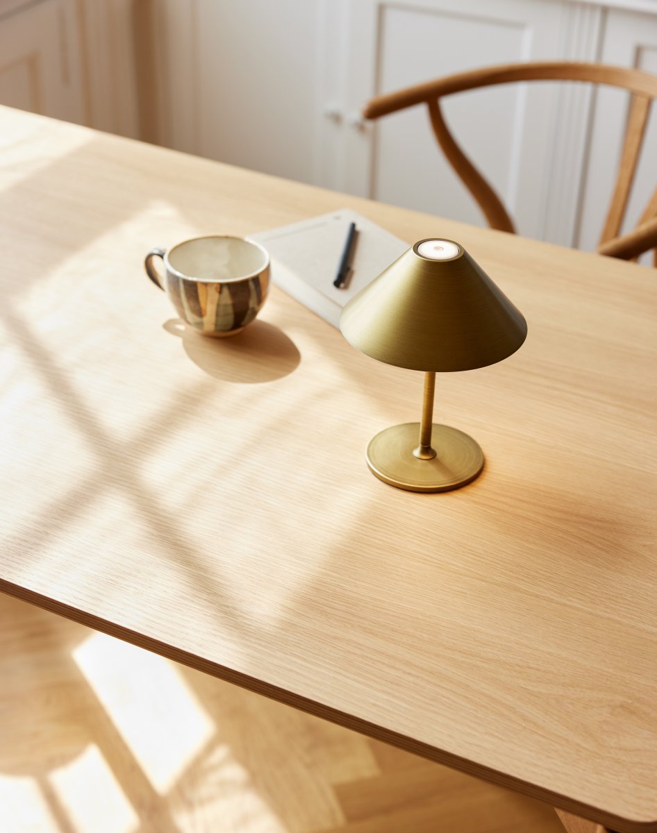 Hygge 20cm Antik messing bærbar Fra Halo Design - Lampen drives af batteri og lyser op til 7 timer efter fuld opladning i 4&ndash;5 timer; USB-kabel til opladning medfølger.