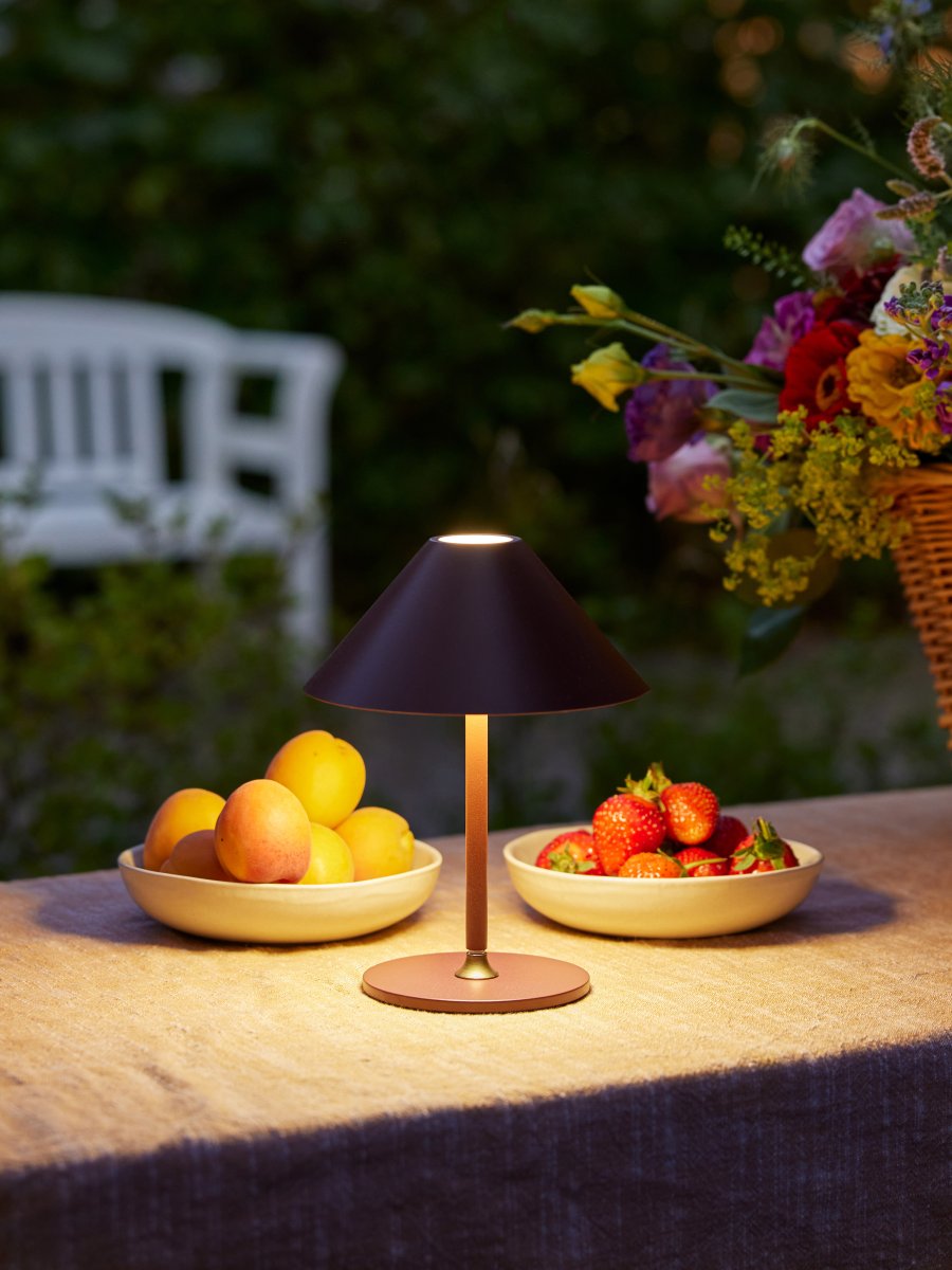 Hygge 20cm Rødbrun bærbar Fra Halo Design - Lampen drives af batteri og lyser op til 7 timer efter fuld opladning i 4&ndash;5 timer; USB-kabel til opladning medfølger.