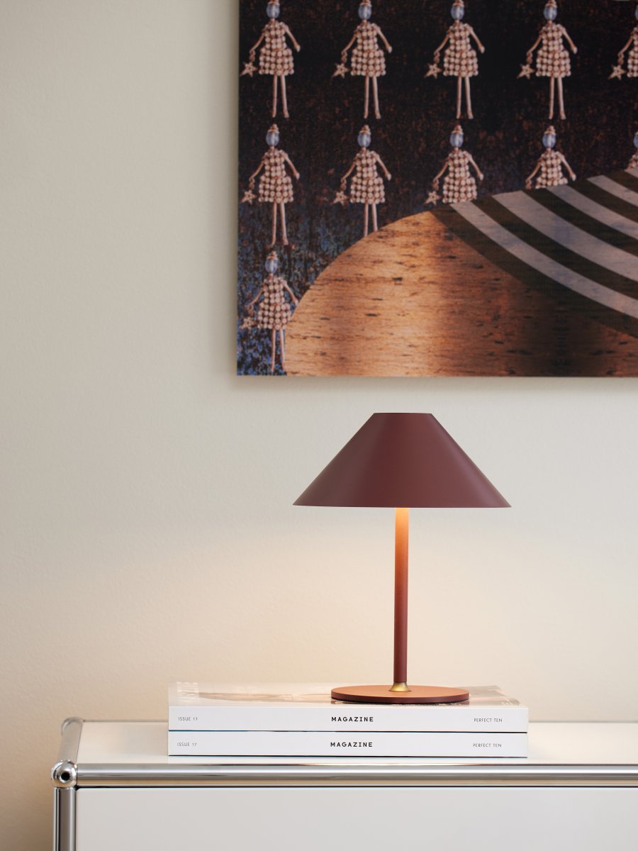 Hygge 20cm Rødbrun bærbar Fra Halo Design - Lampen drives af batteri og lyser op til 7 timer efter fuld opladning i 4&ndash;5 timer; USB-kabel til opladning medfølger.