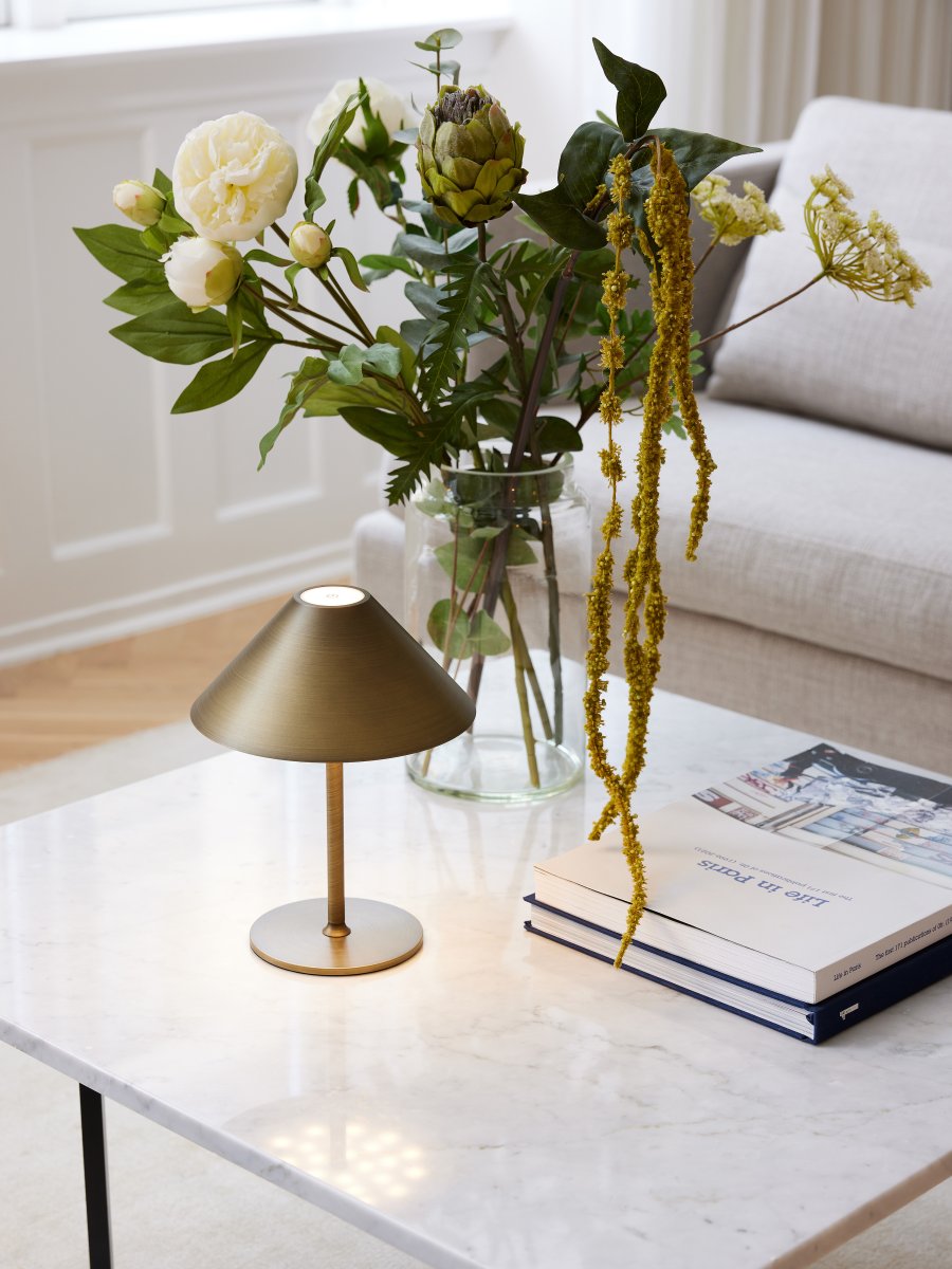 Hygge 20cm Antik messing bærbar Fra Halo Design - Lampen drives af batteri og lyser op til 7 timer efter fuld opladning i 4&ndash;5 timer; USB-kabel til opladning medfølger.