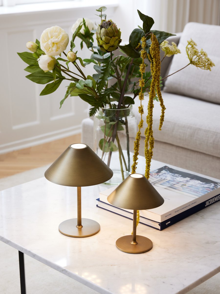Hygge 25cm Antik messing bærbar Fra Halo Design - Lampen drives af batteri og lyser op til 7 timer efter fuld opladning i 4&ndash;5 timer; USB-kabel til opladning medf&oslash;lger.