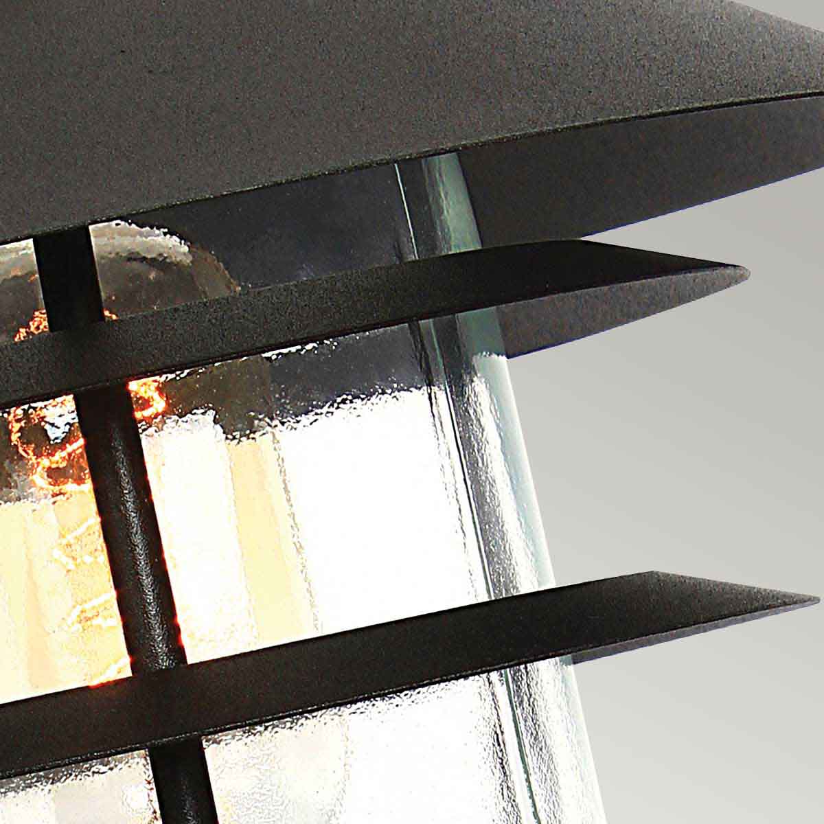 Helsingor 30cm Sort Fra Elstead Lighting - Tillverkad av rostfritt st&aring;l i svart finish och glas, erbjuder den en slitstark och v&auml;derbest&auml;ndig konstruktion som &auml;r perfekt f&ouml;r entr&eacute;er, tr&auml;dg&aring;rdsg&aring;ngar och uteplatser.