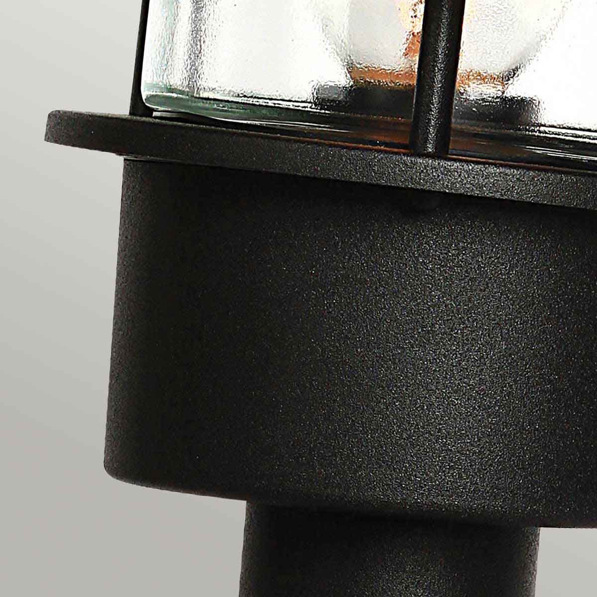 Helsingor 30cm Sort Fra Elstead Lighting - Tillverkad av rostfritt st&aring;l i svart finish och glas, erbjuder den en slitstark och v&auml;derbest&auml;ndig konstruktion som &auml;r perfekt f&ouml;r entr&eacute;er, tr&auml;dg&aring;rdsg&aring;ngar och uteplatser.