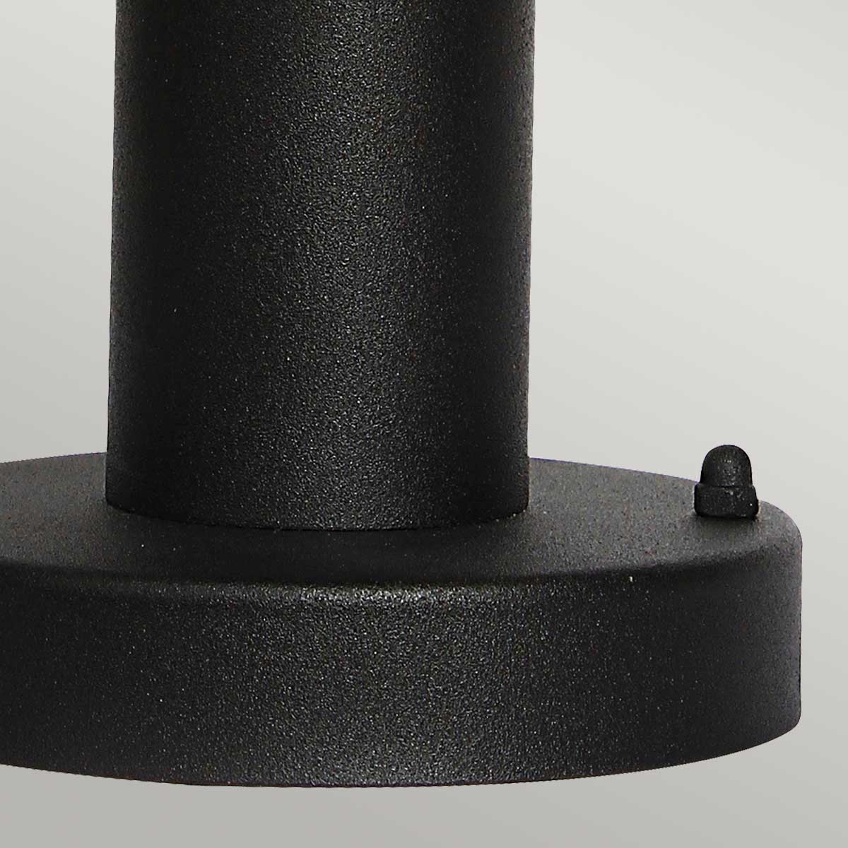 Helsingor 30cm Sort Fra Elstead Lighting - Tillverkad av rostfritt st&aring;l i svart finish och glas, erbjuder den en slitstark och v&auml;derbest&auml;ndig konstruktion som &auml;r perfekt f&ouml;r entr&eacute;er, tr&auml;dg&aring;rdsg&aring;ngar och uteplatser.