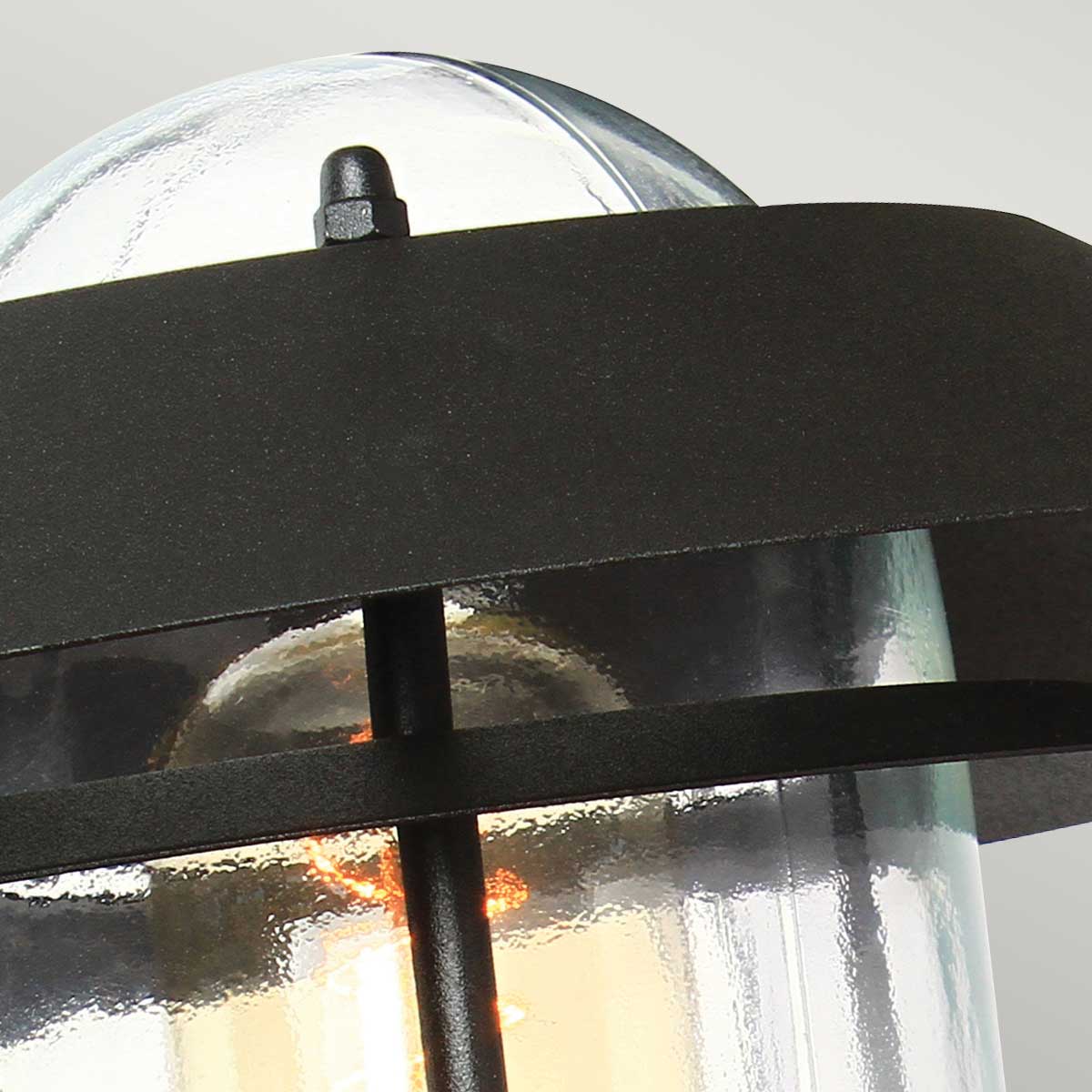Helsingor PIR Ø22 Sort udendørslampe Fra Elstead Lighting - Tillverkad av rostfritt st&aring;l i svart finish och glas, erbjuder den en robust och v&auml;derbest&auml;ndig konstruktion som &auml;r perfekt f&ouml;r fasader, entr&eacute;er och uteplatser.