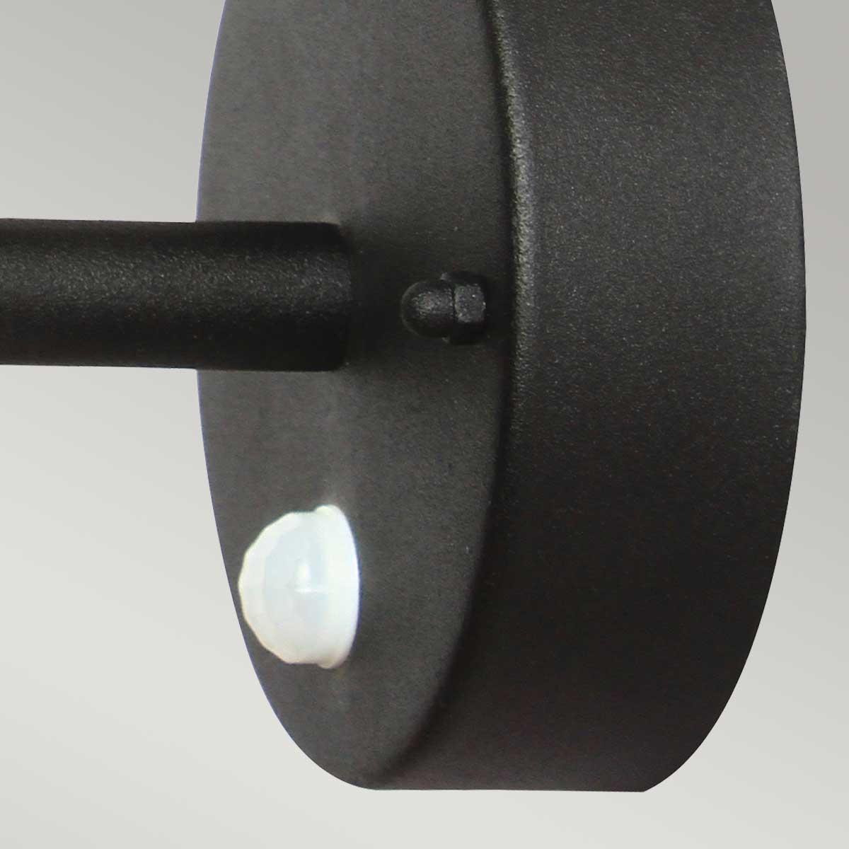 Helsingor PIR Ø22 Sort udendørslampe Fra Elstead Lighting - Tillverkad av rostfritt st&aring;l i svart finish och glas, erbjuder den en robust och v&auml;derbest&auml;ndig konstruktion som &auml;r perfekt f&ouml;r fasader, entr&eacute;er och uteplatser.