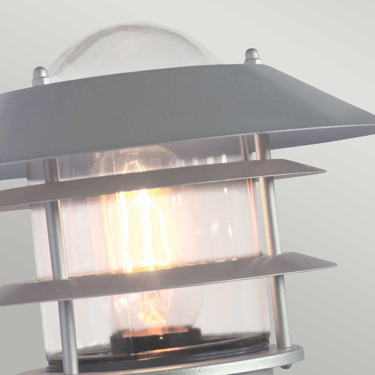 Helsingor PIR Ø22 Sølv udendørslampe Fra Elstead Lighting - Tillverkad av rostfritt st&aring;l i silverfinish och glas, erbjuder den en robust och v&auml;derbest&auml;ndig konstruktion som &auml;r perfekt f&ouml;r fasader, entr&eacute;er och uteplatser.