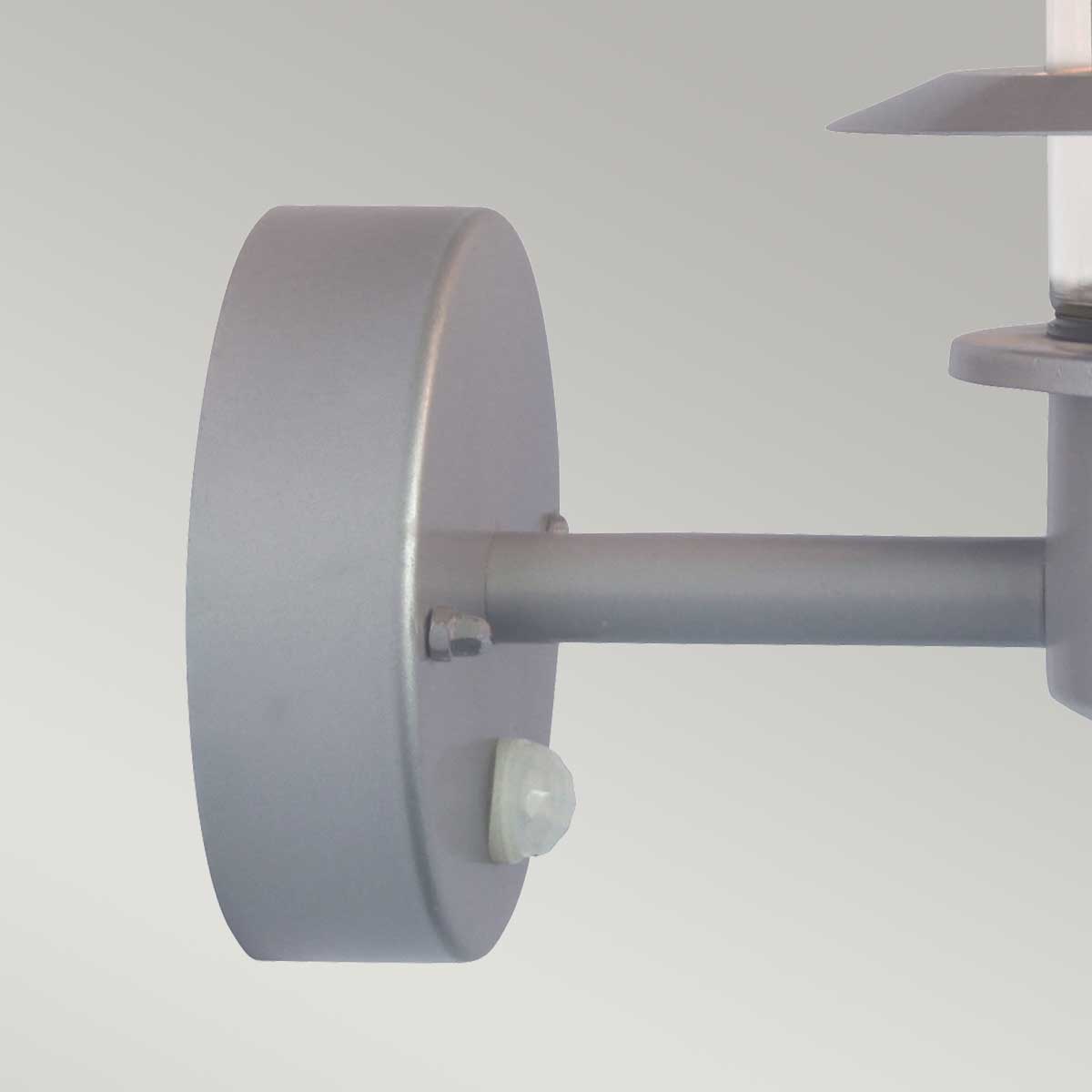 Helsingor PIR Ø22 Sølv udendørslampe Fra Elstead Lighting - Tillverkad av rostfritt st&aring;l i silverfinish och glas, erbjuder den en robust och v&auml;derbest&auml;ndig konstruktion som &auml;r perfekt f&ouml;r fasader, entr&eacute;er och uteplatser.