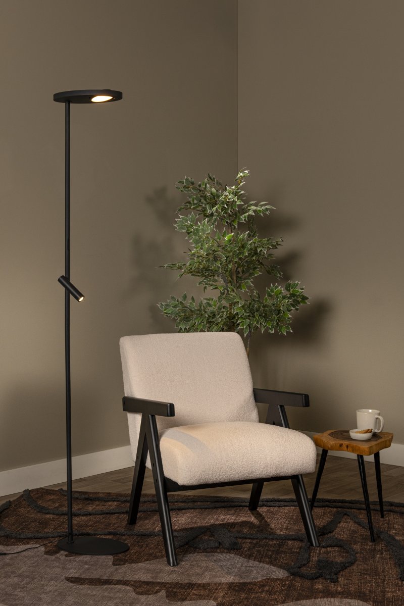 Ortolan Sort gulvlampe Fra Lucide - Uplighten har et drejeligt LED-panel i en cirkul&aelig;r form, der kan drejes om sin egen akse for at rette lyset efter behov og skinner b&aring;de opad og nedad - 690 lm i toppen og 506 lm i bunden.