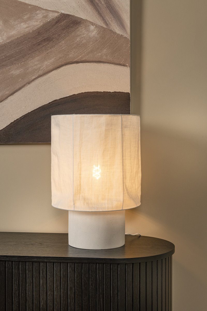 Tissaja 50cm Hvid bordlampe Fra Lucide - Resultatet er en varm og indbydende belysning, der passer perfekt på natbordet, i vinduet eller på et skænk i stuen.