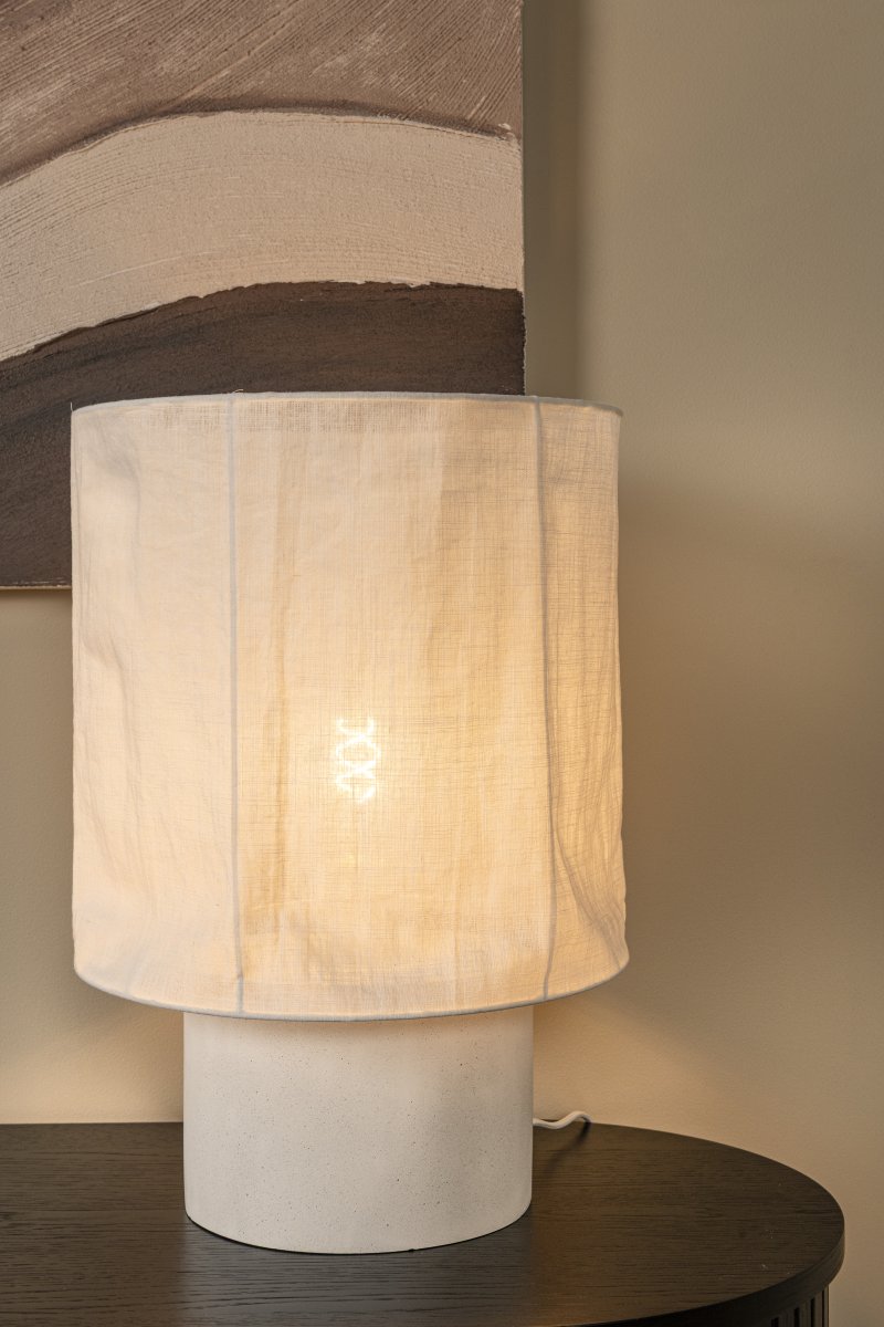Tissaja 50cm Hvid bordlampe Fra Lucide - Resultatet er en varm og indbydende belysning, der passer perfekt på natbordet, i vinduet eller på et skænk i stuen.