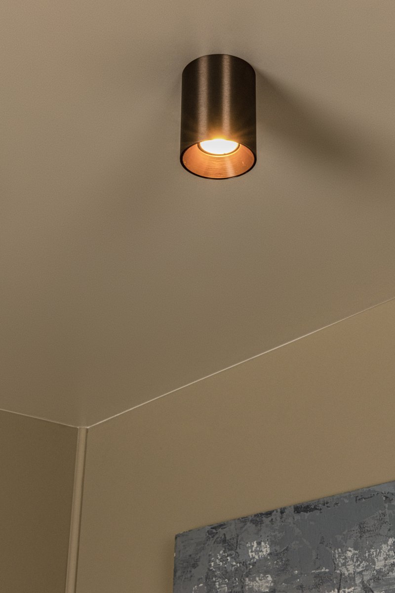 Gerti Brun spotlight Fra Lucide - Gerti er en stilfuld metalspotlight med en elegant brun, metallisk finish, der giver et moderne og sofistikeret udtryk.