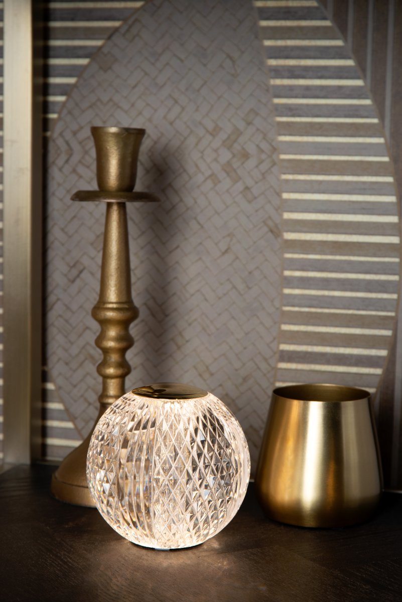 Cintra 9cm Gennemsigtig bærbar Fra Lucide - Den oplades fuldt p&aring; 3 timer med det medf&oslash;lgende USB-C-kabel (40 cm) og kan lyse i op til 24 timer ved laveste lysstyrke og op til 3 timer ved h&oslash;jeste.