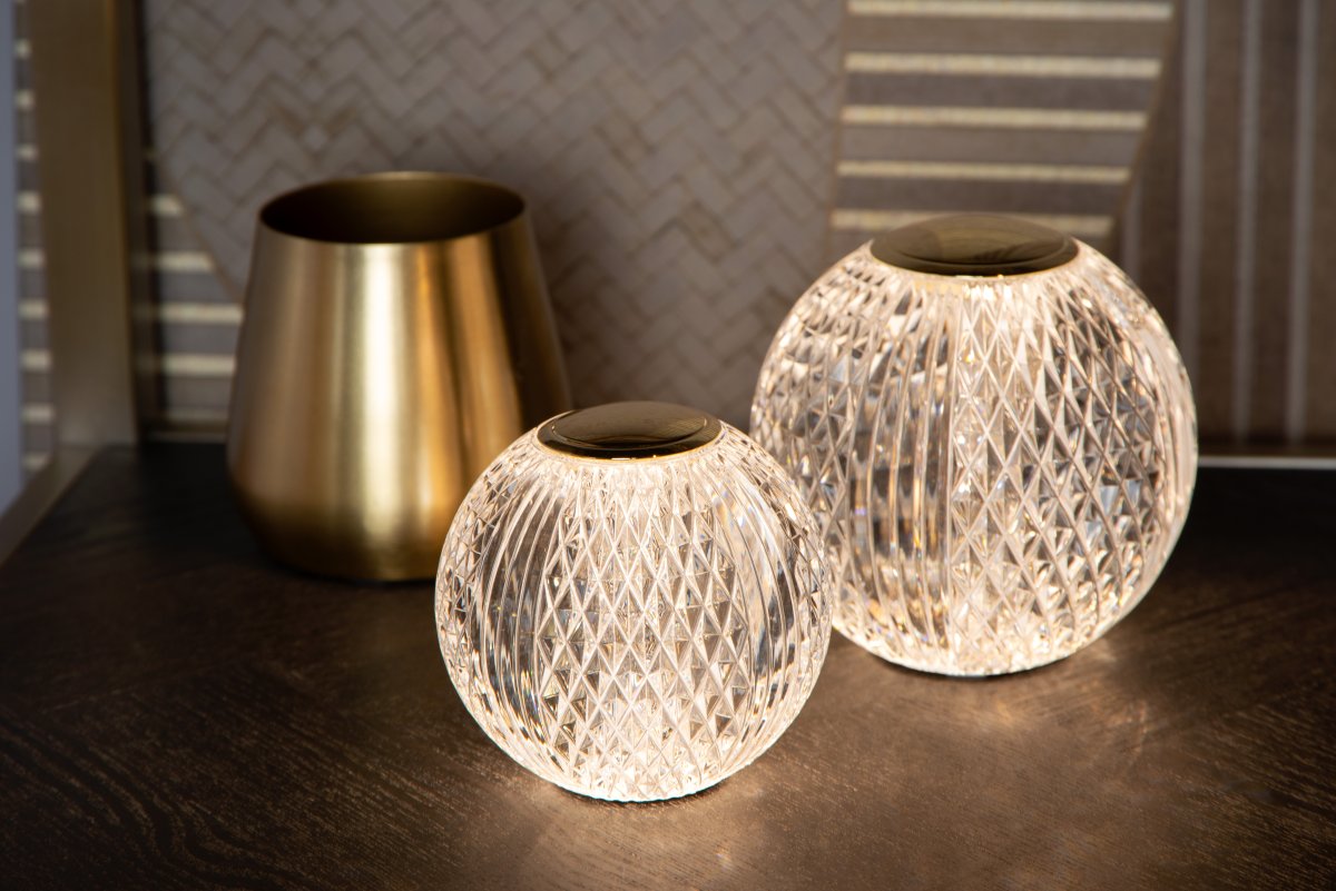 Cintra 11cm Gennemsigtig bærbar Fra Lucide - Den oplades fuldt p&aring; 7 timer med det medf&oslash;lgende USB-C-kabel (40 cm) og kan lyse i op til 32 timer ved laveste lysstyrke og op til 7 timer ved h&oslash;jeste.