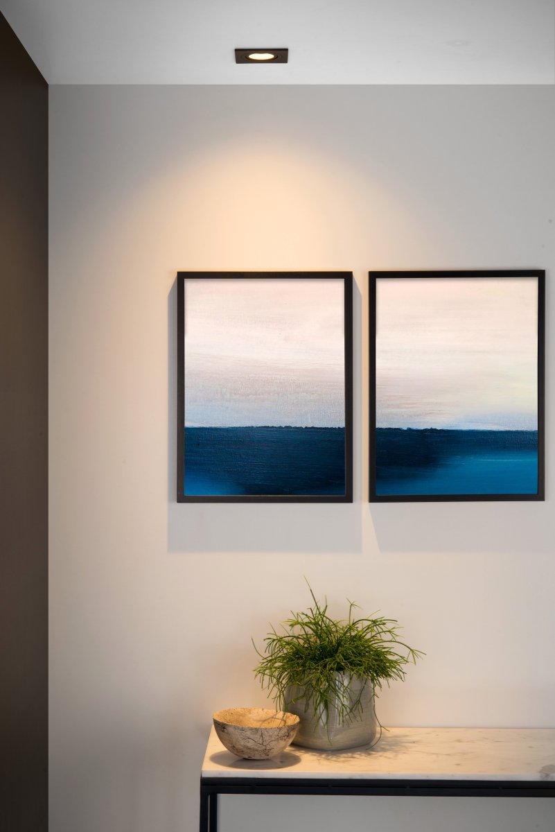 Tube spotlight GU10 Sort Fra Lucide - Den er designet til nemt at blive integreret i nedh&aelig;ngte lofter og passer perfekt i moderne milj&oslash;er som stuer, gange eller sovev&aelig;relser.