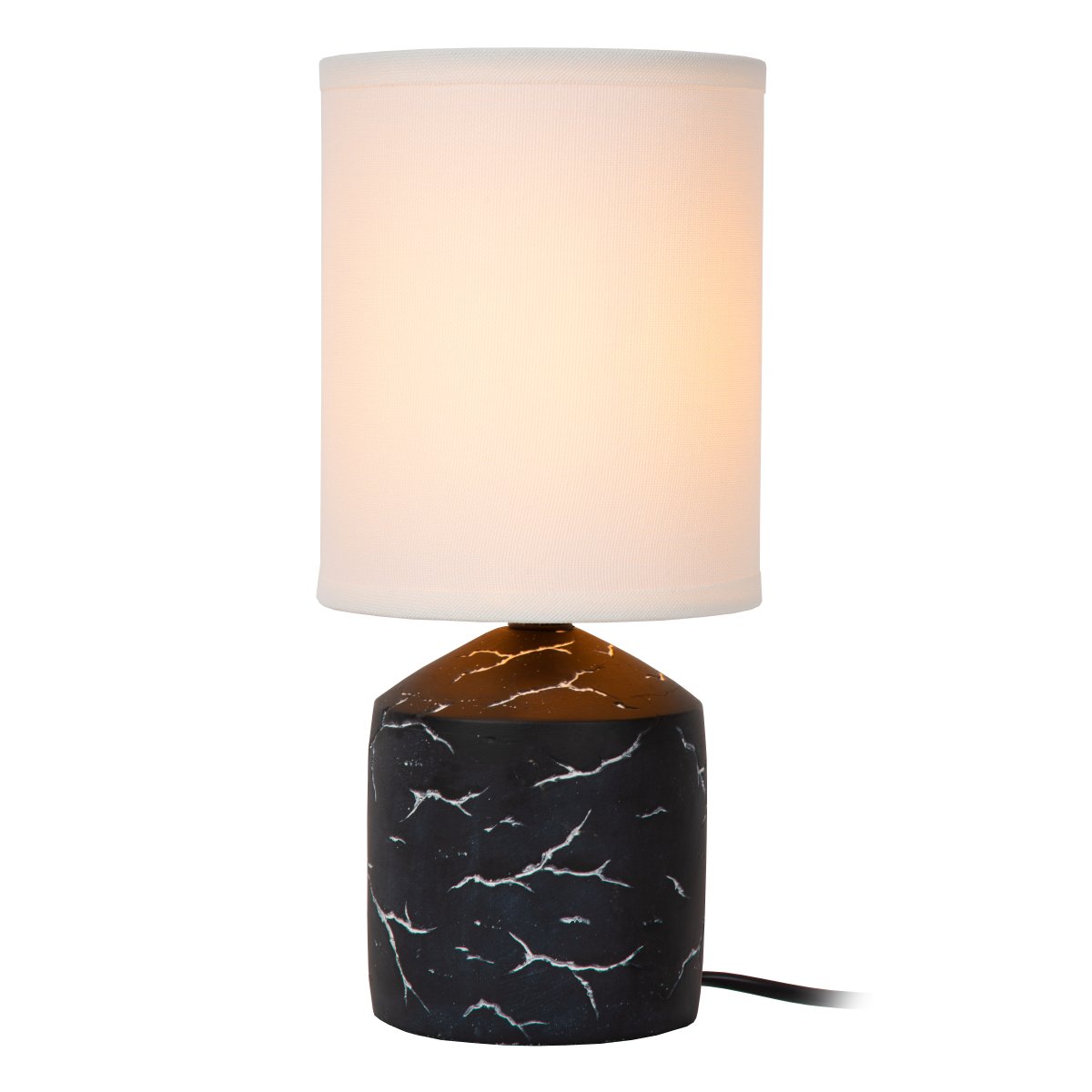 Fran 30cm Sort bordlampe Fra Lucide - Det hvide, uregelmæssige mønster på foden giver et marmoreret udseende og skaber en flot kontrast mod den mørke overflade.
