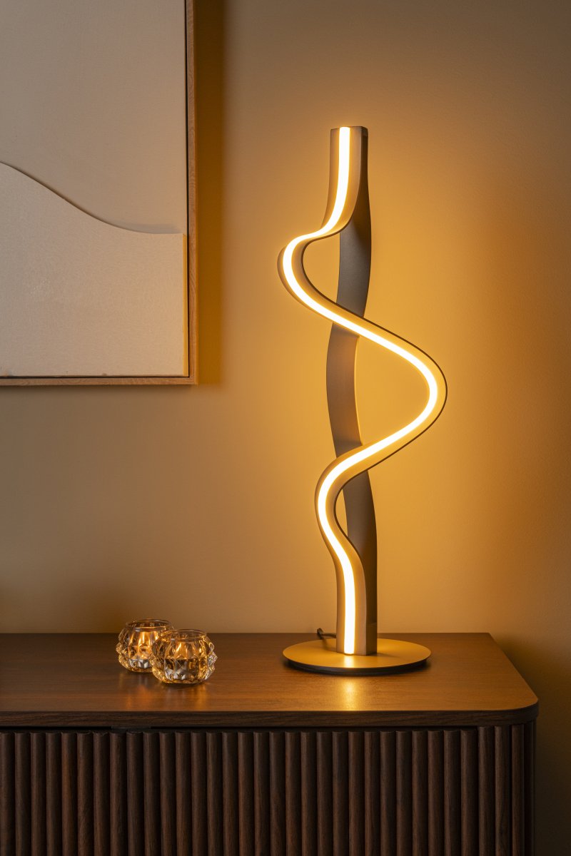 Lambada 60cm Champagne bordlampe Fra Lucide - Lambada er en elegant bordlampe i metal med en eksklusiv champagnefarvet finish og en bl&oslash;d, organisk form, der fanger &oslash;jet.