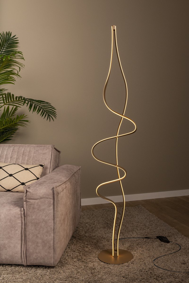 Lambada Messing gulvlampe Fra Lucide - Lambada er en elegant metalgulvlampe med en eksklusiv mat messingfinish og en bl&oslash;d, organisk form, der fanger &oslash;jet.