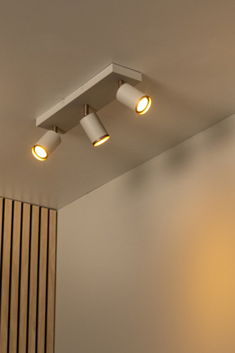Regina 3 Taupe spotlight Fra Lucide - De tre bev&aelig;gelige spotlights g&oslash;r det nemt at rette lyset derhen, hvor du har brug for det, og giver b&aring;de funktionel og fleksibel belysning.
